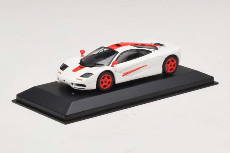 McLaren F1 Vit Med Röda Ränder Minichamps 1:43 MCLAREN003 Metall