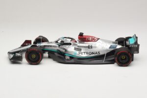 Mercedes AMG Petronas W13 E Performance #63 G. Russell Spanish GP 2022 Minichamps 1:18 110220063 Metall — bild 3 av 7