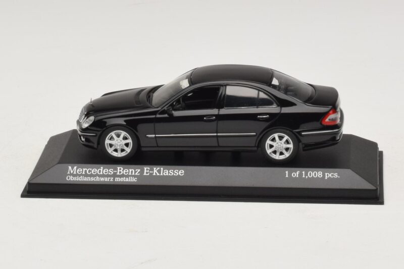 Mercedes E-Class W211 Svart Metallic Minichamps 1:43 400036001 Metall