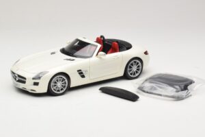 Mercedes SLS AMG Roadster Mystic White II Minichamps 1:18 B66960079 Metall — bild 2 av 9
