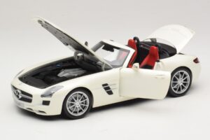 Mercedes SLS AMG Roadster Mystic White II Minichamps 1:18 B66960079 Metall — bild 3 av 9