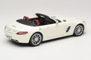 Mercedes SLS AMG Roadster Mystic White II Minichamps 1:18 B66960079 Metall — bild 4 av 9