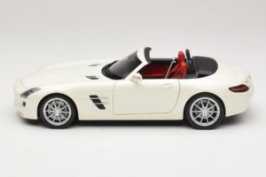 Mercedes SLS AMG Roadster Mystic White II Minichamps 1:18 B66960079 Metall — bild 5 av 9