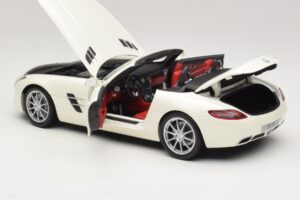 Mercedes SLS AMG Roadster Mystic White II Minichamps 1:18 B66960079 Metall — bild 6 av 9