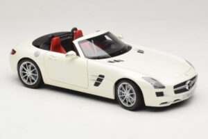 Mercedes SLS AMG Roadster Mystic White II Minichamps 1:18 B66960079 Metall — bild 8 av 9