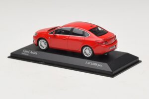 Opel Astra J Röd Minichamps 1:43 410042001 Metall — bild 3 av 4