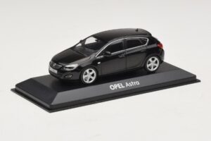 Opel Astra J Svart Minichamps 1:43 ASTRA006 Metall — bild 2 av 4