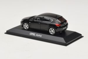 Opel Astra J Svart Minichamps 1:43 ASTRA006 Metall — bild 3 av 4