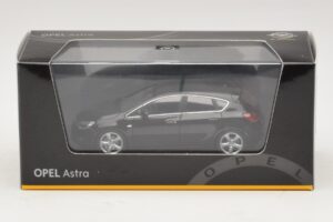 Opel Astra J Svart Minichamps 1:43 ASTRA006 Metall — bild 4 av 4