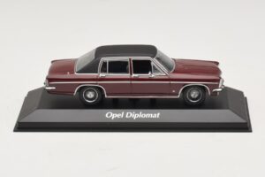 Opel Diplomat B Mörkröd Maxichamps 1:43 940046071 Metall