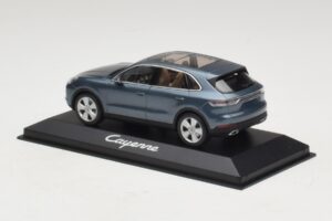 Porsche Cayenne E3 Blue Metallic Minichamps 1:43 WAP0203110J Metall — bild 3 av 4