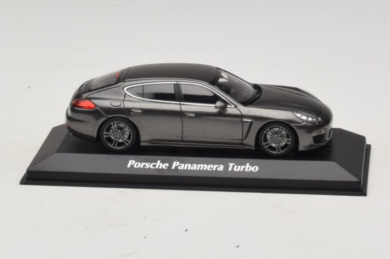Porsche Panamera 970 Turbo Grå Metallic Maxichamps 1:43 Porsche Panamera 970 Turbo Grå Metallic Maxichamps 1:43 940062371 Metall