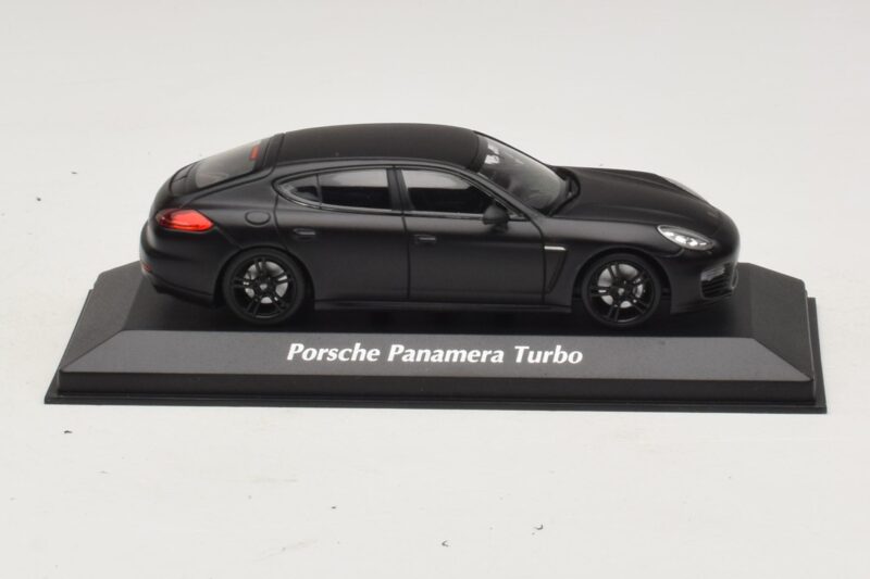 Porsche Panamera 970 Turbo Mattsvart Maxichamps 1:43 Porsche Panamera 970 Turbo Mattsvart Maxichamps 1:43 940062370 Metall