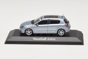 Vauxhall Astra H Sedan Ljusblå Metallic Minichamps 1:43 ASTRA007 Metall