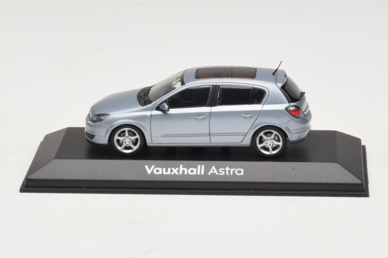 Vauxhall Astra H Sedan Ljusblå Metallic Minichamps 1:43 ASTRA007 Metall