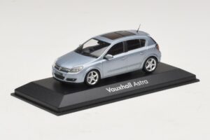 Vauxhall Astra H Sedan Ljusblå Metallic Minichamps 1:43 ASTRA007 Metall — bild 2 av 4