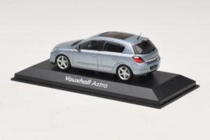 Vauxhall Astra H Sedan Ljusblå Metallic Minichamps 1:43 ASTRA007 Metall — bild 3 av 4