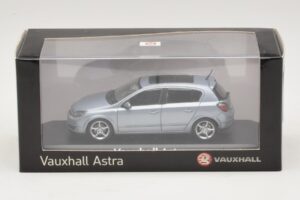 Vauxhall Astra H Sedan Ljusblå Metallic Minichamps 1:43 ASTRA007 Metall — bild 4 av 4