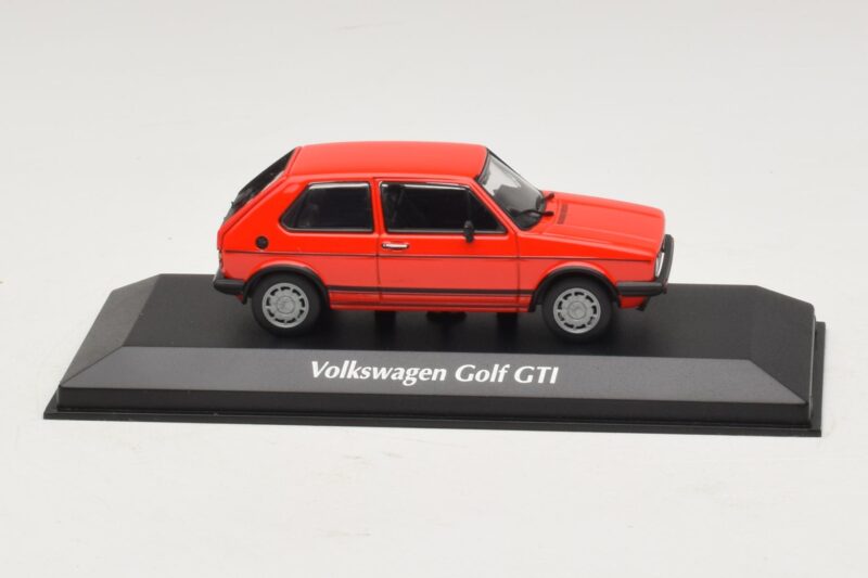 Volkswagen Golf GTI Mk1 Röd Maxichamps 1:43 940055170 Metall