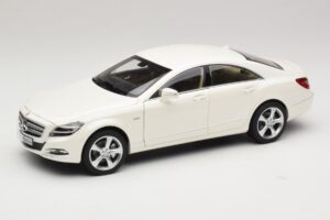 Mercedes CLS C218 Coupé briljantvit metallic Norev 1:18 Mercedes CLS C218 Coupé briljantvit metallic Norev 1:18 183943 Metall