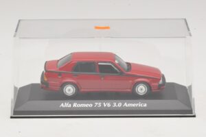 Alfa Romeo 75 V6 3.0 America Röd Maxichamps 1:43 940120461 Metall — bild 4 av 5