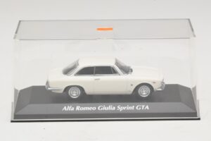 Alfa Romeo Giulia Sprint GTA Vit Maxichamps 1:43 940120441 Metall — bild 4 av 5