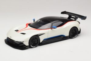 Aston Martin Vulcan Stratus White Med Blå och Röda Ränder AUTOart 1:18 70261 Komposit
