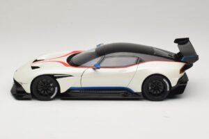 Aston Martin Vulcan Stratus White Med Blå och Röda Ränder AUTOart 1:18 70261 Komposit — bild 4 av 8
