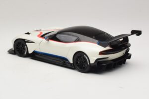 Aston Martin Vulcan Stratus White Med Blå och Röda Ränder AUTOart 1:18 70261 Komposit — bild 7 av 8