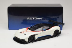 Aston Martin Vulcan Stratus White Med Blå och Röda Ränder AUTOart 1:18 70261 Komposit — bild 8 av 8