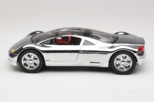 Audi Avus Quattro Chrome Silver Revell 1:18 08830 Metall — bild 4 av 8