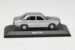 BMW 520 E12 Ljusblå Metallic Maxichamps 1:43 940023002 Metall