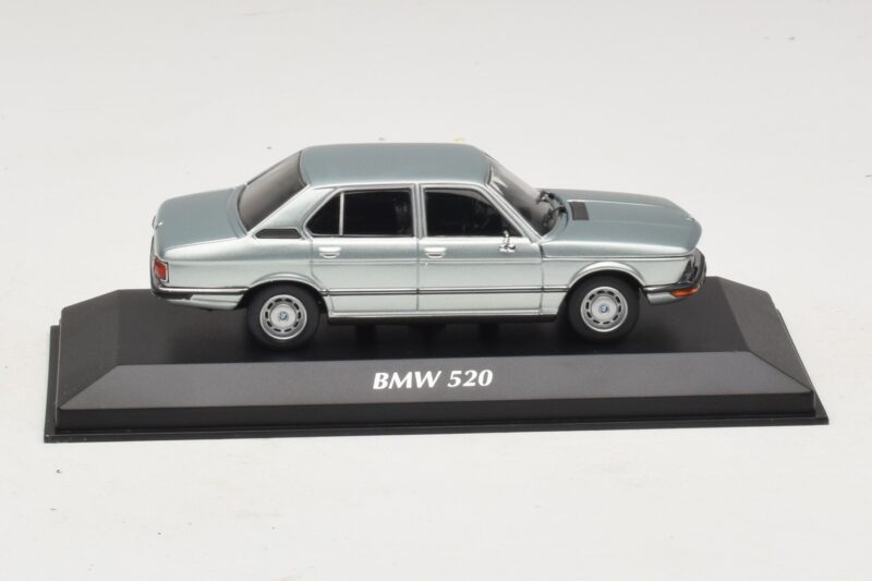 BMW 520 E12 Ljusblå Metallic Maxichamps 1:43 940023002 Metall