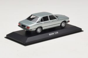 BMW 520 E12 Ljusblå Metallic Maxichamps 1:43 940023002 Metall — bild 2 av 5