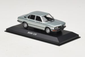 BMW 520 E12 Ljusblå Metallic Maxichamps 1:43 940023002 Metall — bild 3 av 5