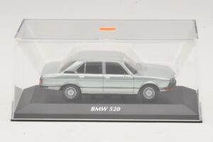 BMW 520 E12 Ljusblå Metallic Maxichamps 1:43 940023002 Metall — bild 4 av 5