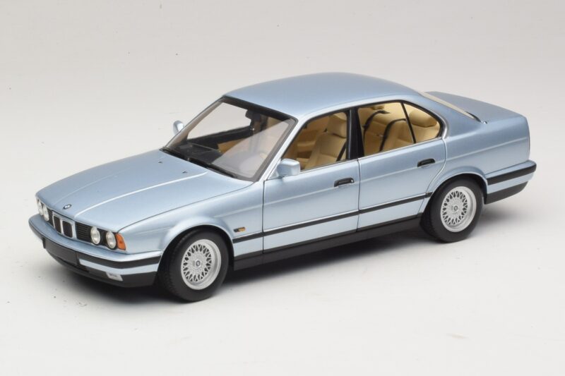 BMW 535i E34 Ljusblå Metallic Minichamps 1:18 100024007 Metall
