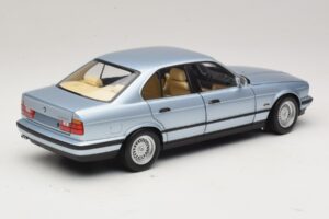 BMW 535i E34 Ljusblå Metallic Minichamps 1:18 100024007 Metall — bild 3 av 8