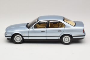 BMW 535i E34 Ljusblå Metallic Minichamps 1:18 100024007 Metall — bild 4 av 8