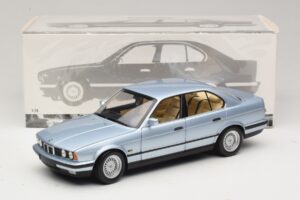 BMW 535i E34 Ljusblå Metallic Minichamps 1:18 100024007 Metall — bild 8 av 8