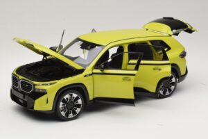 BMW XM G09 Gul Minichamps 1:18 110023302 Metall — bild 2 av 8