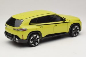 BMW XM G09 Gul Minichamps 1:18 110023302 Metall — bild 3 av 8