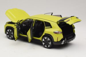 BMW XM G09 Gul Minichamps 1:18 110023302 Metall — bild 5 av 8