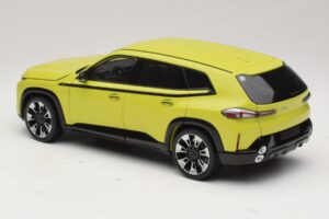 BMW XM G09 Gul Minichamps 1:18 110023302 Metall — bild 7 av 8