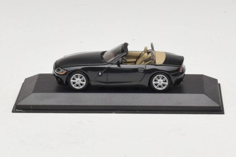 BMW Z4 E85 Svart Metallic Ersättningskartong Minichamps 1:43 80420144055-R1 Metall