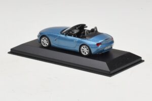 BMW Z4 E85 Ljusblå Metallic Ersättningskartong Minichamps 1:43 80420144054-R1 Metall — bild 3 av 5