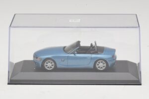 BMW Z4 E85 Ljusblå Metallic Ersättningskartong Minichamps 1:43 80420144054-R1 Metall — bild 4 av 5