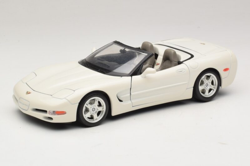 Chevrolet Corvette C5 Cabriolet Vit Bburago 1:18 3076-P1 Metall