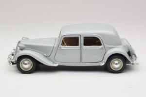Citroen 15CV Six Grå Maisto 1:18 31837 Metall — bild 4 av 8
