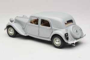 Citroen 15CV Six Grå Maisto 1:18 31837 Metall — bild 7 av 8